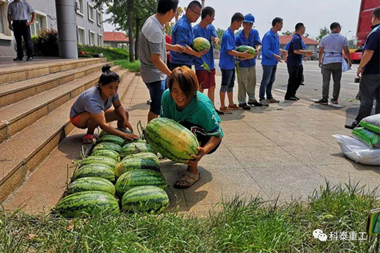 炎炎夏日送清凉 关爱职工暖人心——黄岛街道总工会“夏送清凉”到开云官方站官网